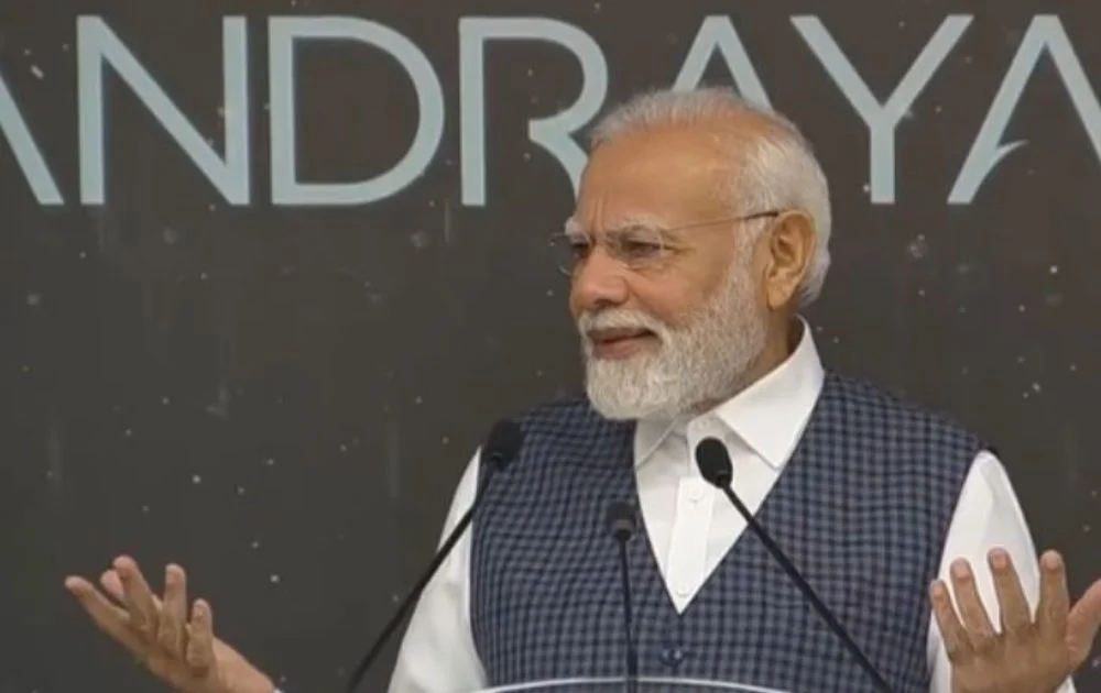 PM Modi ISRO Visit: वैज्ञानिकों से मिलने इसरो कमांड सेंटर पहुंचे PM मोदी,3 बड़े ऐलान किये