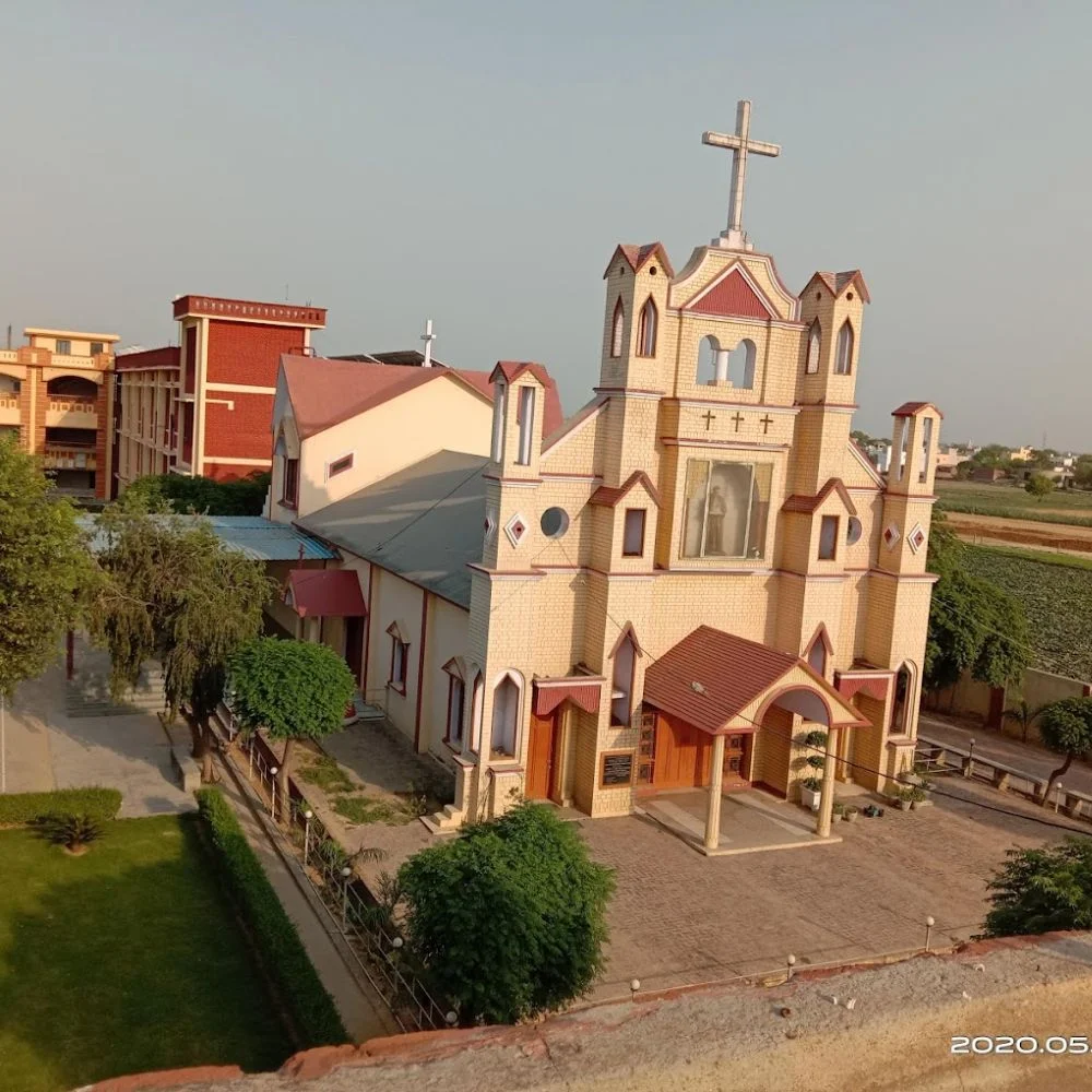 Hapur: मिशनरी स्कूल में हिन्दू देवी-देवताओं का अपमान और राखी की उतार कर डस्टबिन फेंका गया