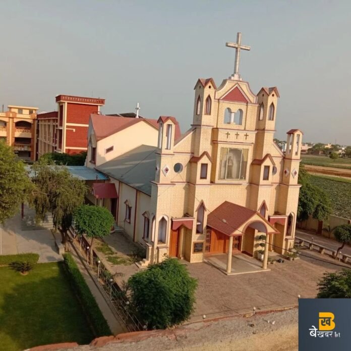 Hapur: स्कूल के बच्चों से कलावा खुलवाने वाली शिक्षिका निलंबित...