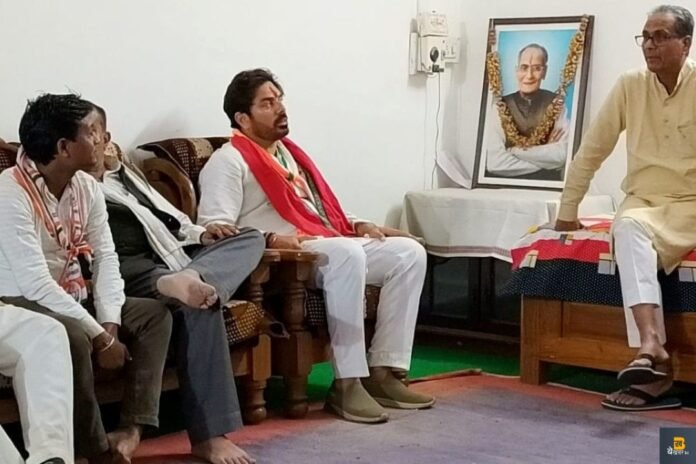 कांग्रेस प्रत्याशी Vikram Mastal CM शिवराज सिंह चौहान के घर वोट मांगने पहुंचे, हैरत में जनता