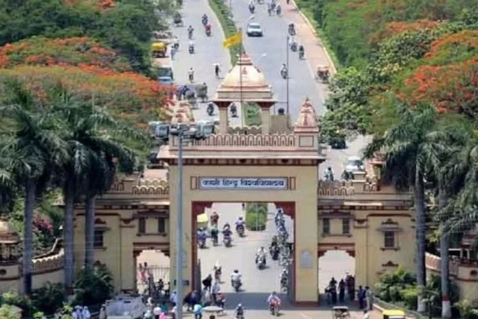BHU Girl Video: BHU में IIT की छात्रा के सारे कपड़े उतारे, वीडियो बनाया, सड़कों पर उतरे छात्र
