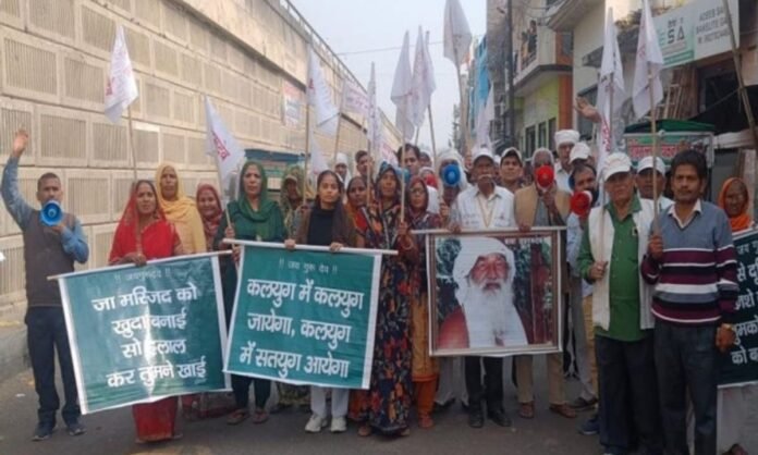 Hapur News: कुदरत की मार से बचना चाहते हो तो शाहकारी हो जाओ, माइक से दहाड़ कर बोले जी जय गुरुदेव वाले ...