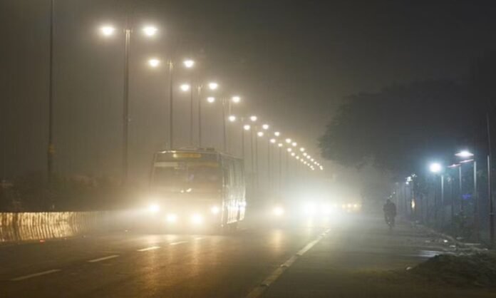 Hapur Weather: हापुड़ में शाम होते ही ठंड का असर, गढ़मुक्तेश्वर में ठंड का असर ज्यादा...