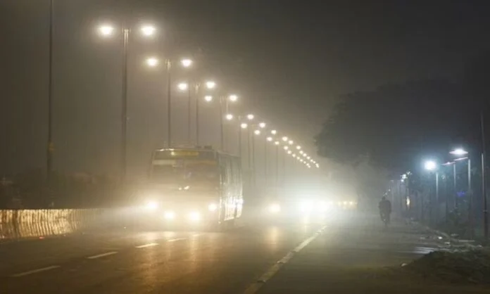 Hapur Weather: हापुड़ में शाम होते ही ठंड का असर, गढ़मुक्तेश्वर में ठंड का असर ज्यादा...