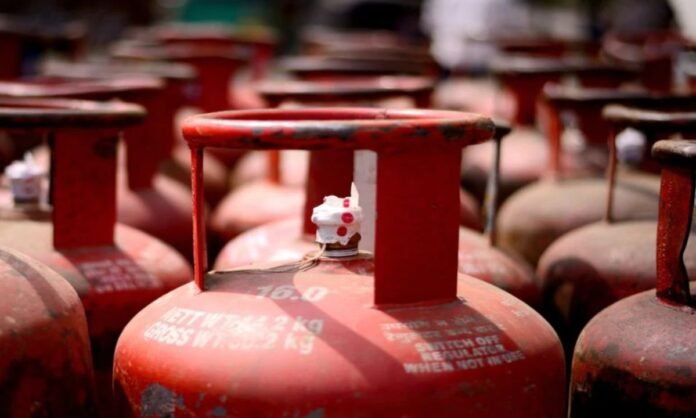 गैस सिलेंडर को 50 रुपये सस्ता खरीदने के लिए, बुकिंग करने से पहले ये काम जरूर करें
