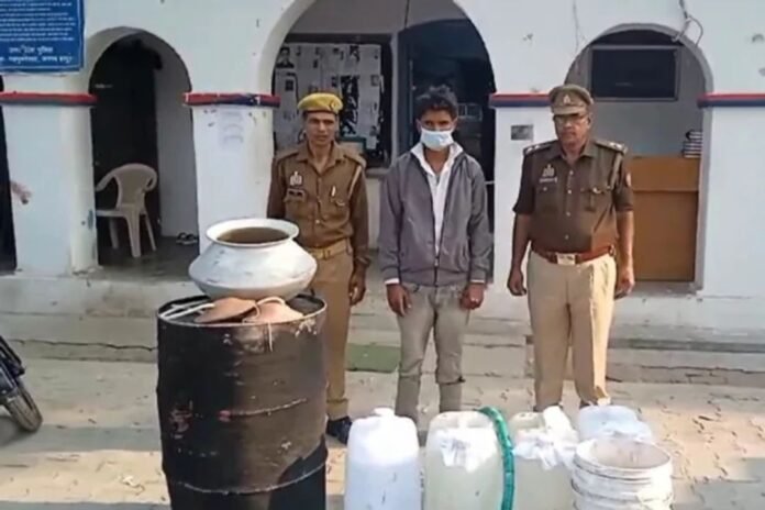 Garh News : कार्तिक पूर्णिमा मेले के लिए तैयार हो रही कच्ची दारू , पुलिस ने मारा छापा...