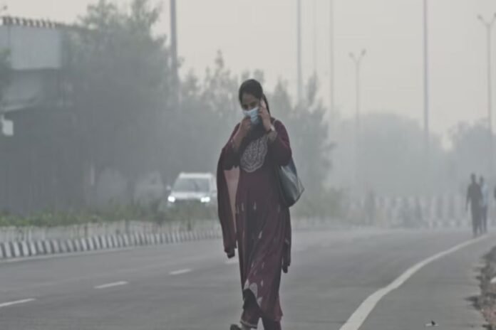 UP Weather AQI Today: बारिश ने कराया ठंड का अहसास, हवा की क्वालिटी में कोई सुधार नहीं, जानें अपने शहर का हाल...