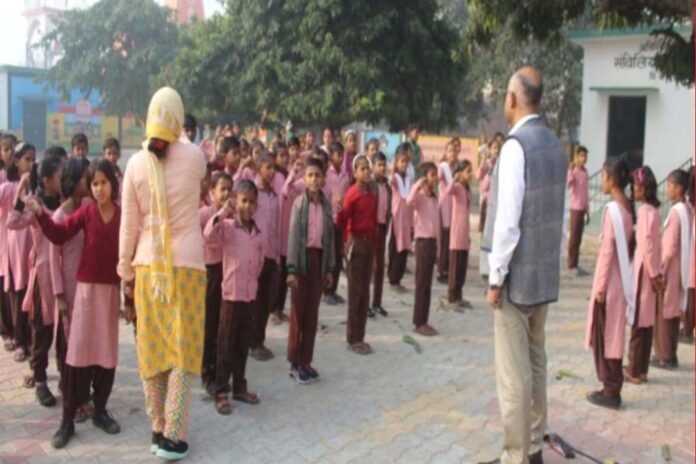 Baghpat News: स्कूल में शिक्षक नहीं मिले तो बच्चों को पढ़ाने लगे डीएम साहब...