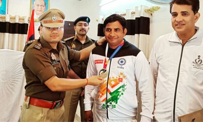 Hapur News: हापुड़ के हेड कांस्टेबल ने फिलिपींस में जीता गोल्ड, कप्तान ने 25 हजार रुपए देकर थपथपाई पीठ...
