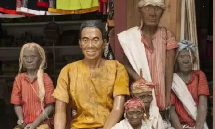 Dead Body: पहले कब्र से निकालते हैं लाश, फिर पिलाते हैं सिगरेट, अनोखा है यहां का रिवाज