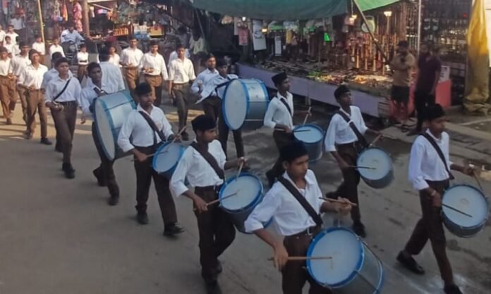 तीर्थनगरी बृजघाट में संघ के स्वयंसेवकों ने निकाला पथ संचलन
