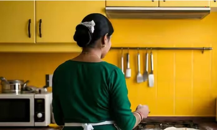 Side Effect Of Drinking Urine: पेशाब से आटा गूंथती थी नौकरानी, पूरे परिवार का लिवर हो गया खराब- जानें यूरिन सेहत के लिए कितना खतरनाक