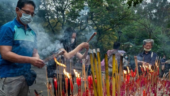 Laying Flowers on Grave In Islam: कब्र पर फूल या अगरबत्ती जलाना क्यों है गुना के बराबर, जानें इस्लाम में इसके पीछे की वजह!