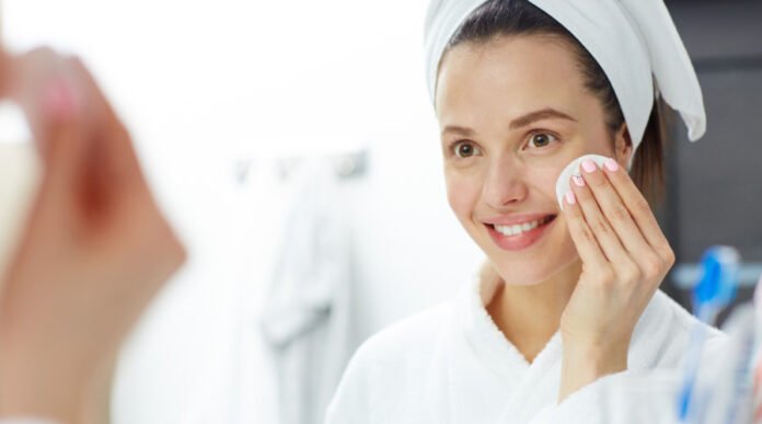 Makeup Tips: मेकअप हटाने बिना तो नहीं सो जाती हैं आप? चेहरे पर ऐसा होता है असर