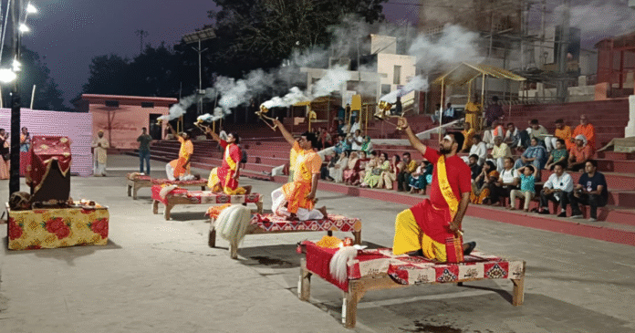 Shukratal: शुकतीर्थ में श्री गंगा सेवा समिति द्वारा मां गंगा की भव्य आरती का आयोजन हुआ। सैकड़ों श्रद्धालुओं ने दीपदान कर गंगा मैया से आशीर्वाद लिया।