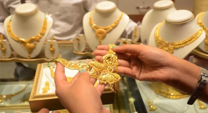 Gold Price Today: छठ पूजा पर सोने की चमक पड़ी फीकी, चांदी पर भी लगा ब्रेक, जानें अपने शहर के ताजा रेट