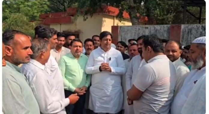 Muzaffarnagar News: मोरना चीनी मिल के विस्तार में देरी से भड़के किसान, सांसद चंदन चौहान के काफिले का किया घेराव