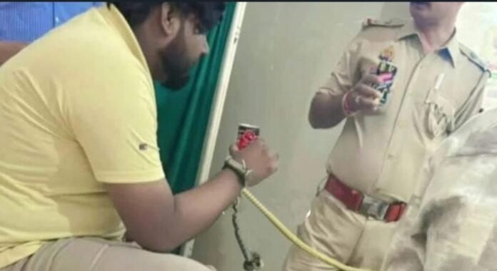 Muzaffarnagar: चरथावल थाने में दुष्कर्म आरोपी को ‘वीआईपी ट्रीटमेंट’, गद्दे पर बैठाकर ड्रिंक पिलाई – फोटो वायरल