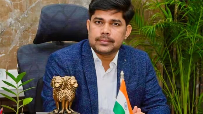 Success Story: मां के साथ चूड़ियां बेचता था बेटा, आज बना IAS अधिकारी –कहानी पढ़कर आंखों में आ जाएगी खुशी और गर्व के आँसू