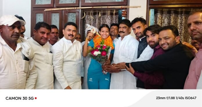Muzaffarnagar News: एथलेटिक्स चैंपियनशिप में हाई जंप में गोल्ड जीतकर लौटी बंजारा समाज की बेटी रीत राठौर का हुआ भव्य स्वागत