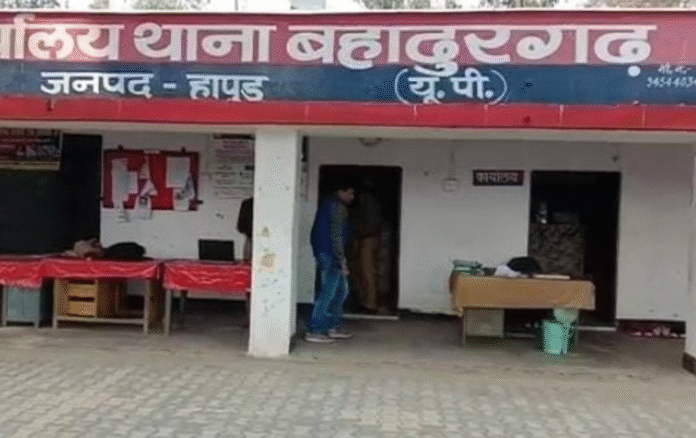 Hapur News: बहादुरगढ़ थाने के लुहारी में मुर्गा फार्म संचालक की बेरहमी से पिटाई के बाद मौत