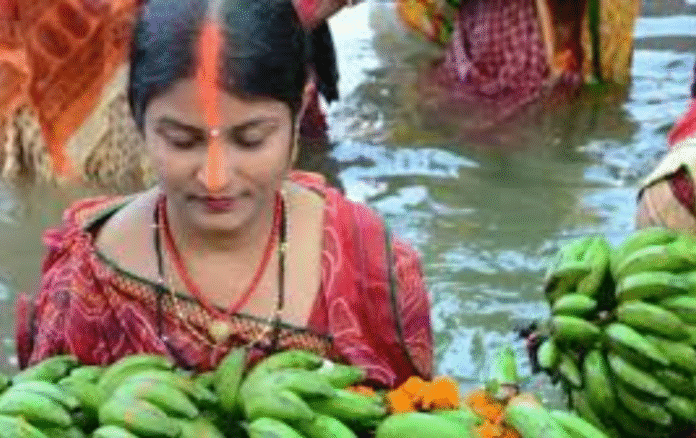 Chhath Puja 2025: छठ पूजा पर महिलाएं क्यों लगाती हैं नाक से लेकर सिर तक नारंगी सिंदूर? जानें-मान्यता और महत्व