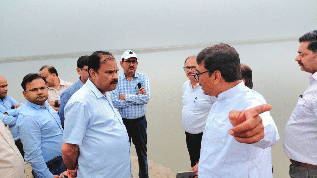 गढ़मुक्तेश्वर विधायक ने किया गंगा घाटों का निरीक्षण