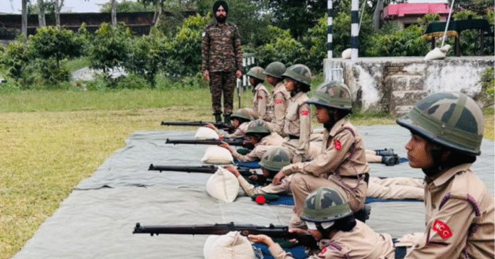 भोकरहेड़ी में 82 यूपी एनसीसी बटालियन के वार्षिक प्रशिक्षण शिविर के दौरान कैडेट्स को हथियारों का प्रशिक्षण दिया गया। कैडेट्स ने फायरिंग रेंज पर सटीक निशाने साधे और सैन्य अनुशासन का प्रदर्शन किया।