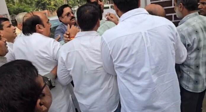 Muzaffarnagar News: योगी सरकार के मंत्री कपिल देव को रालोद नेताओं द्वारा गाली देने पर हंगामा, रालोद नेताओं से भिड़े जाट कॉलेज के टीचर!