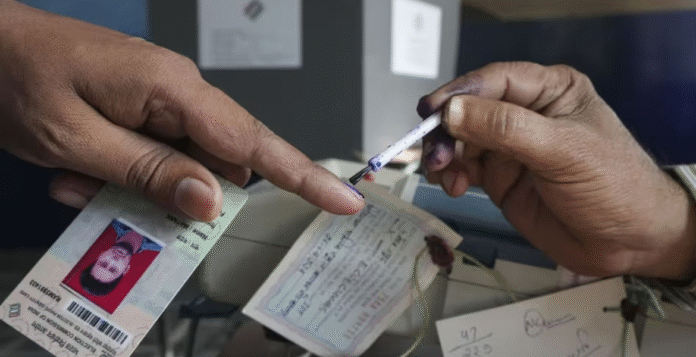 उत्तर प्रदेश के त्रिस्तरीय पंचायत चुनाव 2026 के लिए उम्मीदवारों के नामांकन शुल्क, जमानत राशि और खर्च की अधिकतम सीमा को राज्य निर्वाचन आयोग ने नया रूप दिया है। जानें क्या होगा असर।