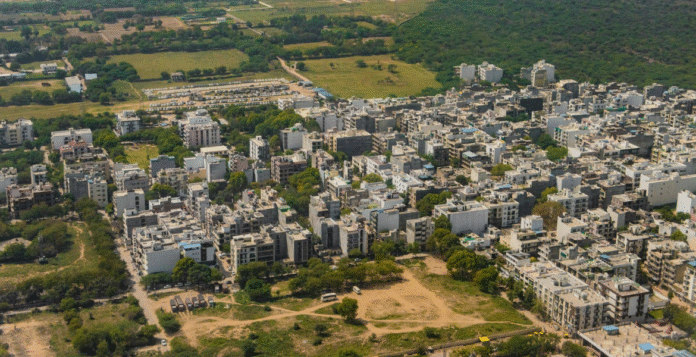 भारत के प्रमुख सात शहरों में 2025 के पहले तीन तिमाहियों में आवास बिक्री में 12% की गिरावट आई है। दिल्ली-एनसीआर में 29% तक कमी रिकॉर्ड हुई। रिपोर्ट से मिले संकेत।